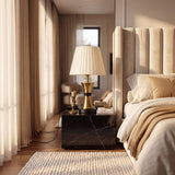 Lámpara de velador COCO GOLD AND BLACK sobre mesa de noche en dormitorio elegante
