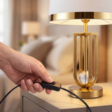 Mano encendiendo la lámpara con el interruptor en línea del cable