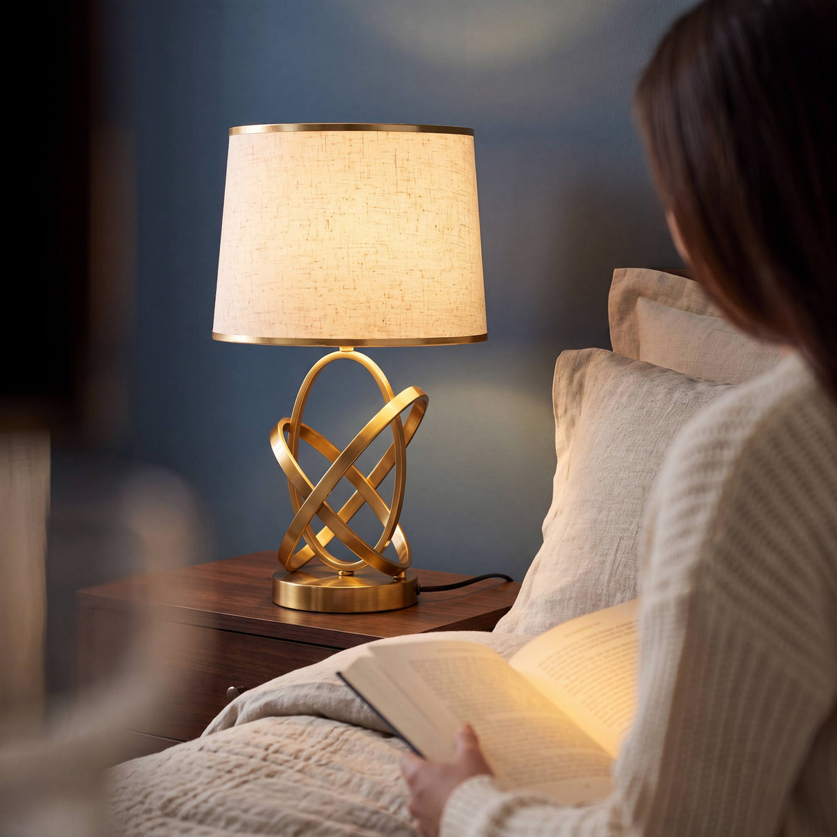 Lámpara de velador SELENA dorada sobre mesa de noche en dormitorio elegante