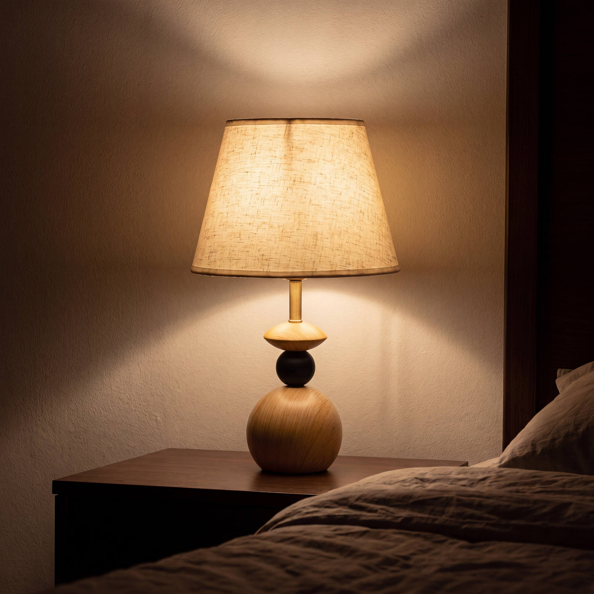 Lámpara de velador FREYA en dormitorio nórdico junto a ventana con luz natural
