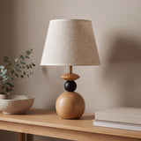 Lámpara de velador FREYA de madera junto a florero en ambiente acogedor