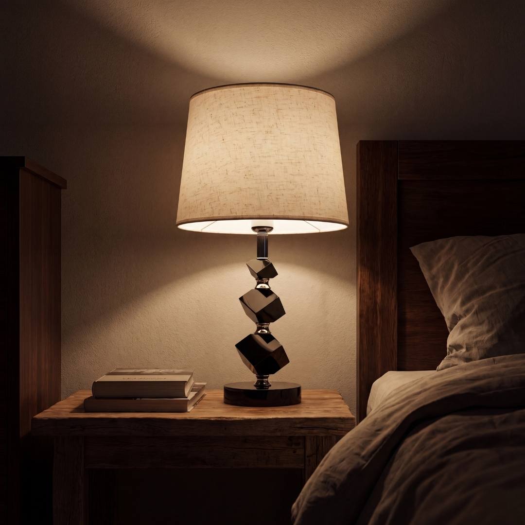 Lámpara de velador encendida iluminando el dormitorio por la noche