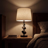 Lámpara de velador encendida iluminando el dormitorio por la noche