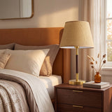 Lámpara de velador MARGOT WALNUT AND GOLD con luz cálida junto a la cama