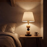 Lámpara de velador MAYA WOOD AND BLACK con luz cálida de noche en el dormitorio