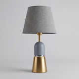 Lámpara de velador OLIVIA GREY sobre mesa de noche en dormitorio luminoso