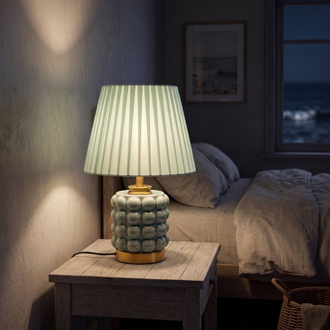 Lámpara de velador encendida iluminando el dormitorio por la noche