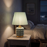 Lámpara de velador encendida iluminando el dormitorio por la noche
