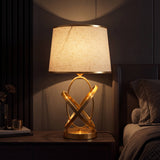 Lámpara de velador SELENA iluminando dormitorio con ambiente acogedor