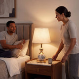 Pareja conversando junto a la luz cálida de la lámpara de velador