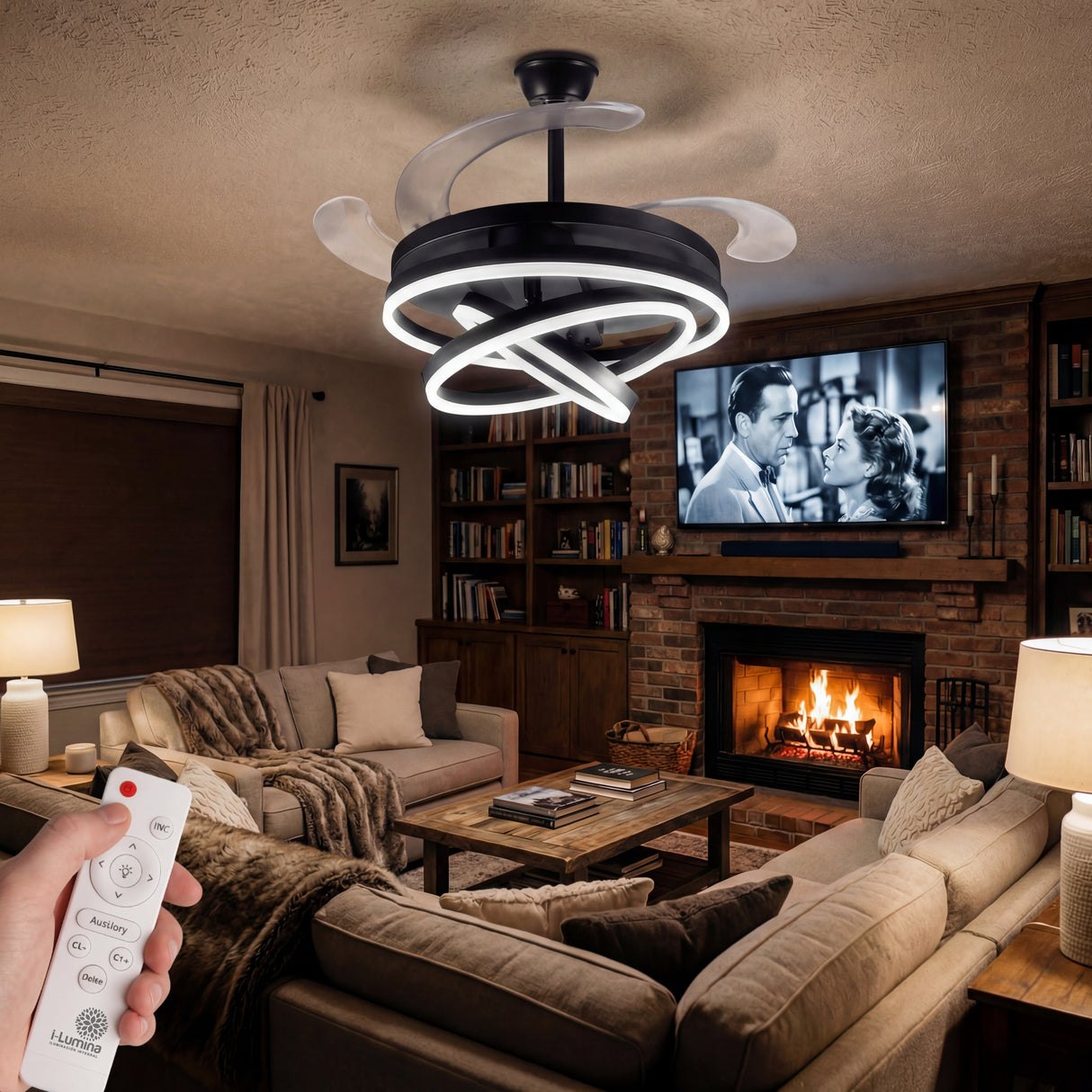 Vista nocturna de la lámpara ventilador Luxury Futura iluminando una terraza o zona social.