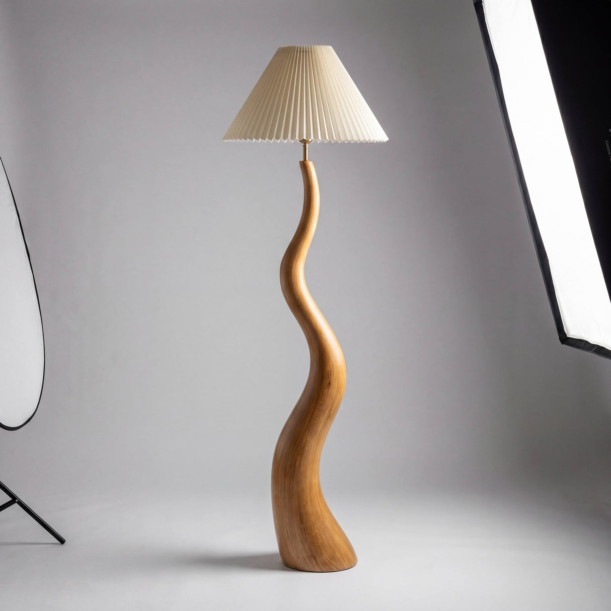 Estructura exenta de diseño biofílico en madera natural para interiorismo comercial y proyectos residenciales premium.