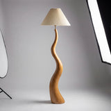 Estructura exenta de diseño biofílico en madera natural para interiorismo comercial y proyectos residenciales premium.