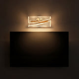 Lampara de pared decorativa instalada horizontalmente sobre pantalla de TV.