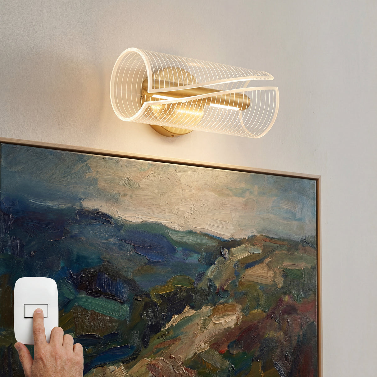 Lampara LED de pared con diseño de lineas blancas para decoracion de sala.