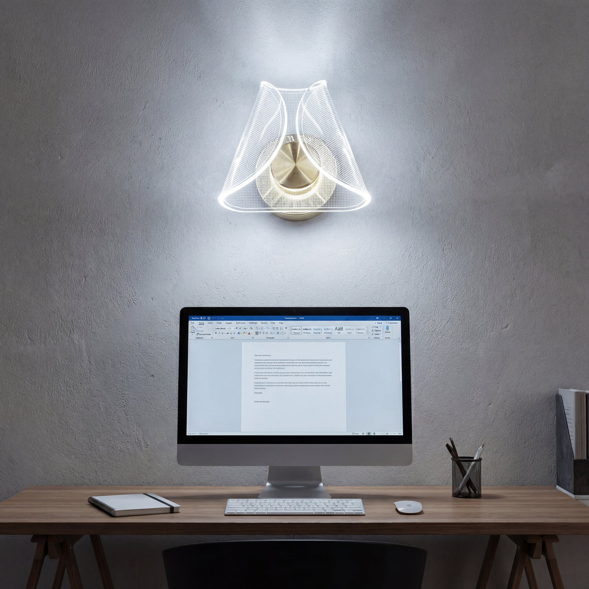 Lámpara Pyramid Gold instalada horizontalmente sobre un escritorio con luz fría para trabajo.