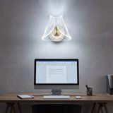 Lámpara Pyramid Gold instalada horizontalmente sobre un escritorio con luz fría para trabajo.