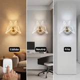 Demostración de las tres tonalidades de luz (cálida, neutra y fría) de la lámpara de pared Pyramid Gold.