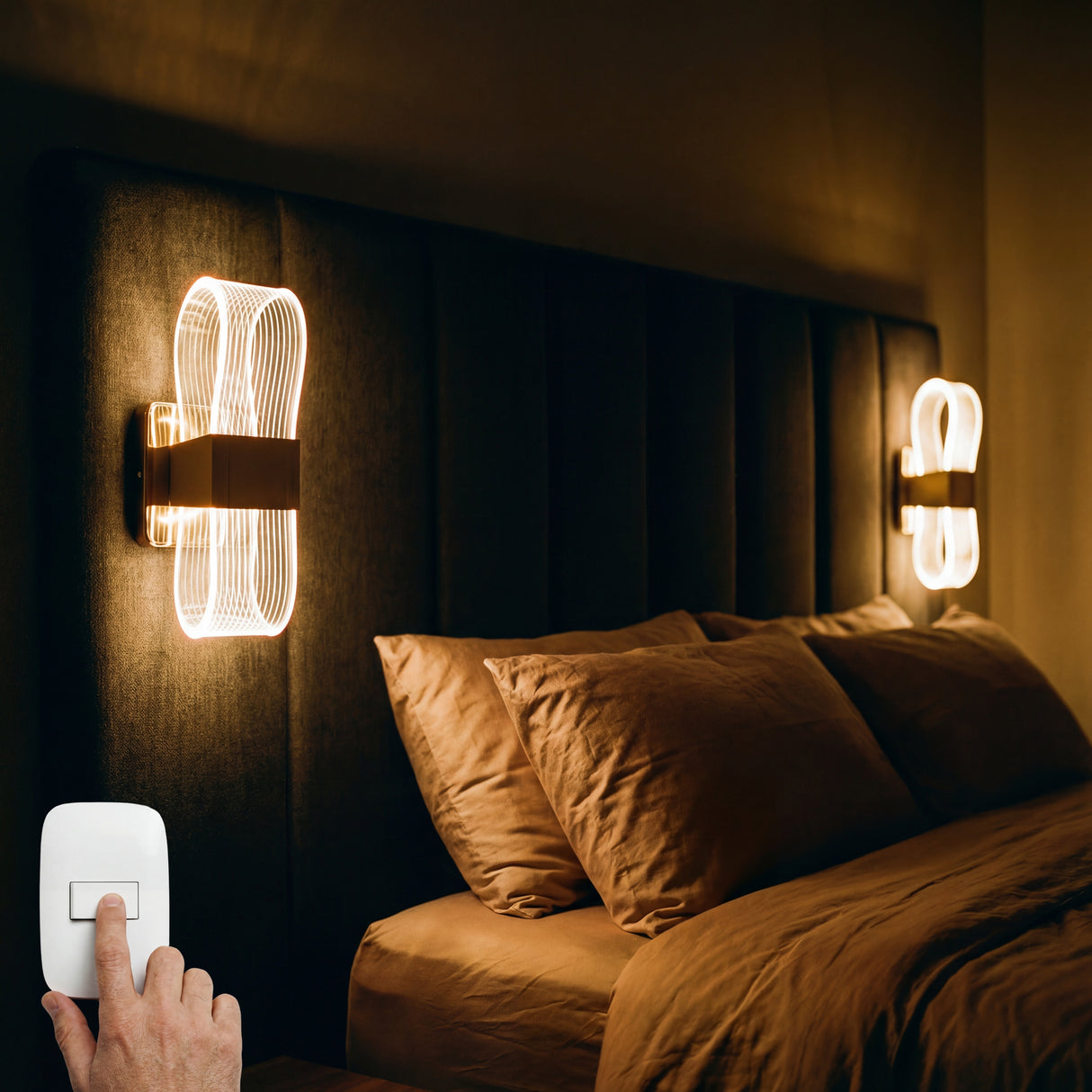 Dos lamparas de pared Flow Gold con luz calida instaladas a los lados de una cama.