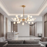 Lobby de hotel sofisticado con iluminacion central de lampara Nativa Gold.