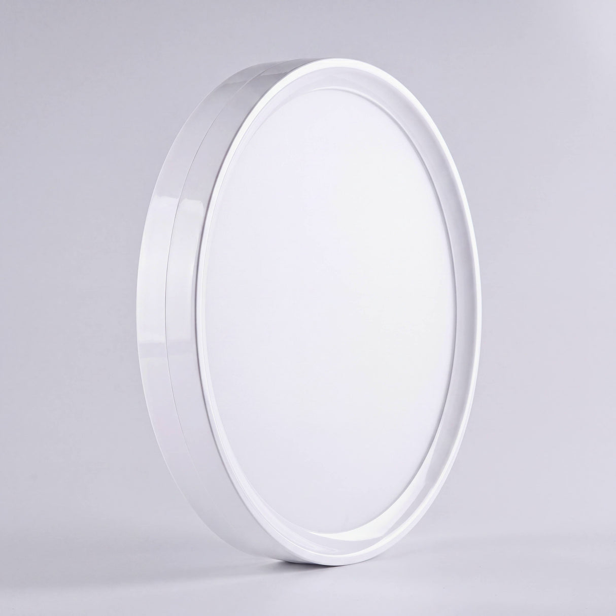 Luminaria circular de sobreponer con diseño estilizado y limpio para proyectos comerciales y residenciales.