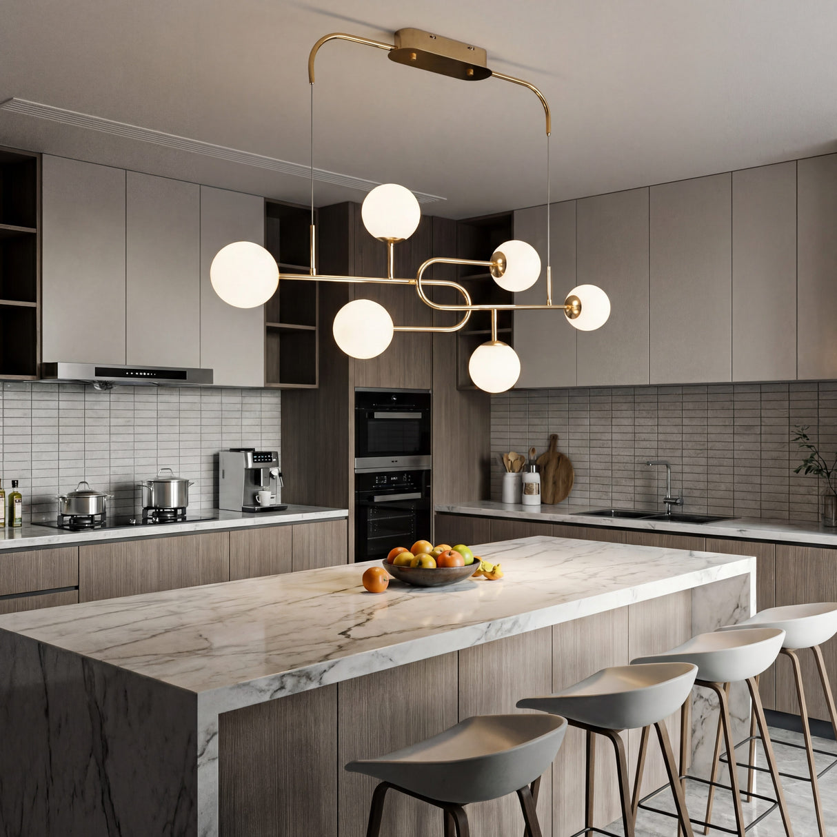 Lampara colgante de 6 globos instalada sobre isla de cocina con acabados de marmol.