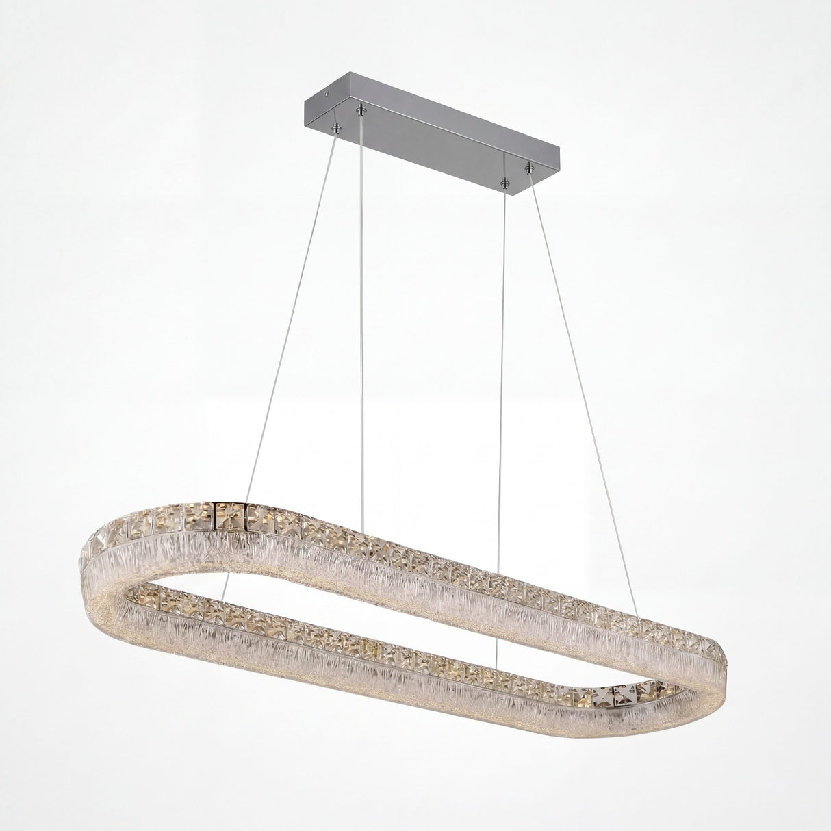 Vista de producto aislada con cables de suspensión regulables y difusor de cristal.