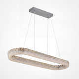 Vista de producto aislada con cables de suspensión regulables y difusor de cristal.