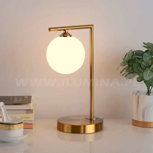 Detalle de estructura metálica en oro mate con esfera de vidrio para luz difusa de alta eficiencia.