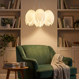 Luminaria decorativa sobre sillón verde en rincón de lectura