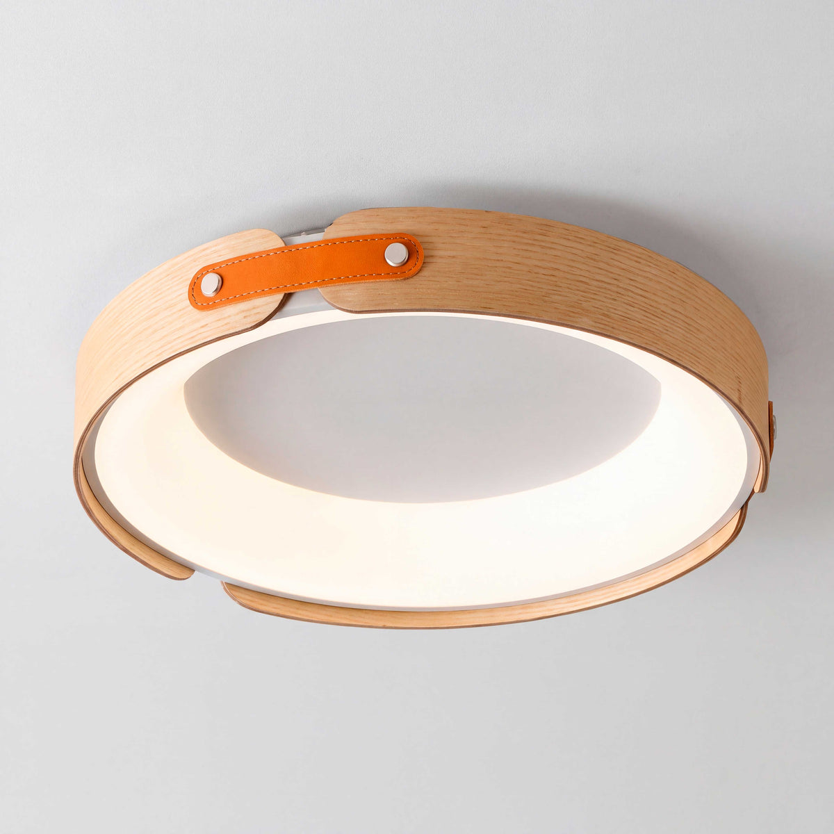Presentación aislada de chasis metálico de imitación madera clara con difusor acrílico continuo.