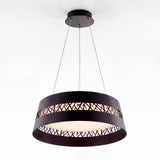 Muestra de catálogo e-commerce de lámpara suspendida metálica en acabado negro mate.