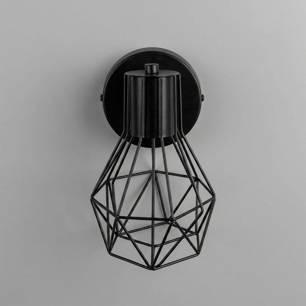 Presentación aislada de estructura metálica angular en acabado negro mate de línea moderna.