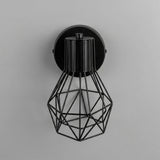 Presentación aislada de estructura metálica angular en acabado negro mate de línea moderna.