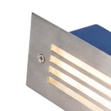Detalle de acabado en acero cepillado de lámpara técnica con tres ranuras de luz.