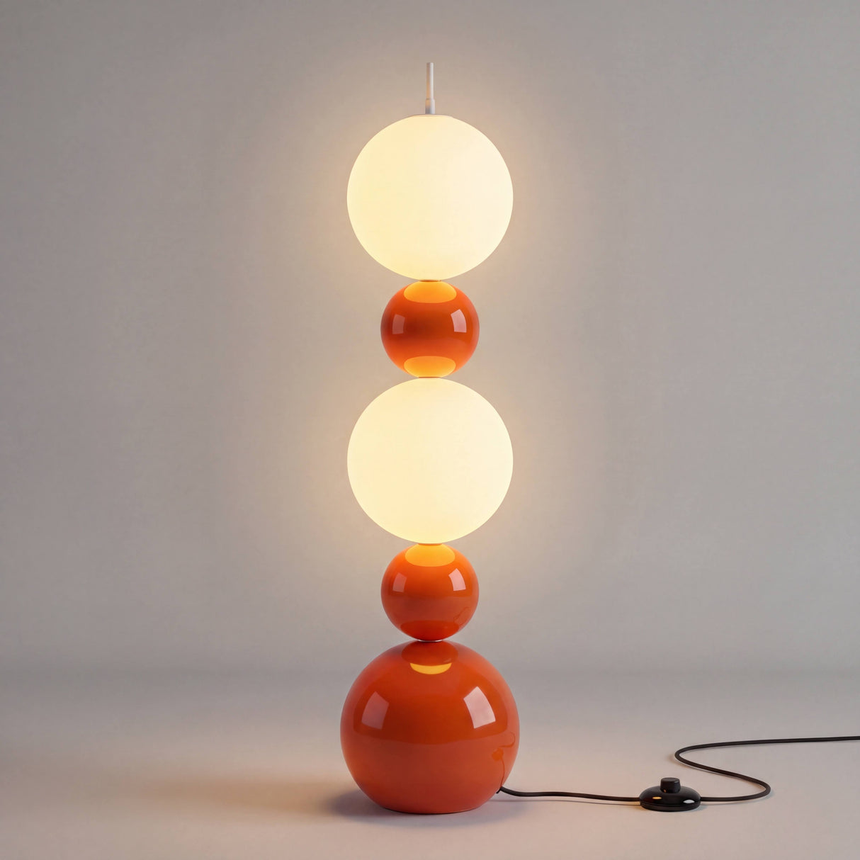Lámpara de esferas contemporánea encendida sobre fondo gris minimalista para estudio de arquitectura.