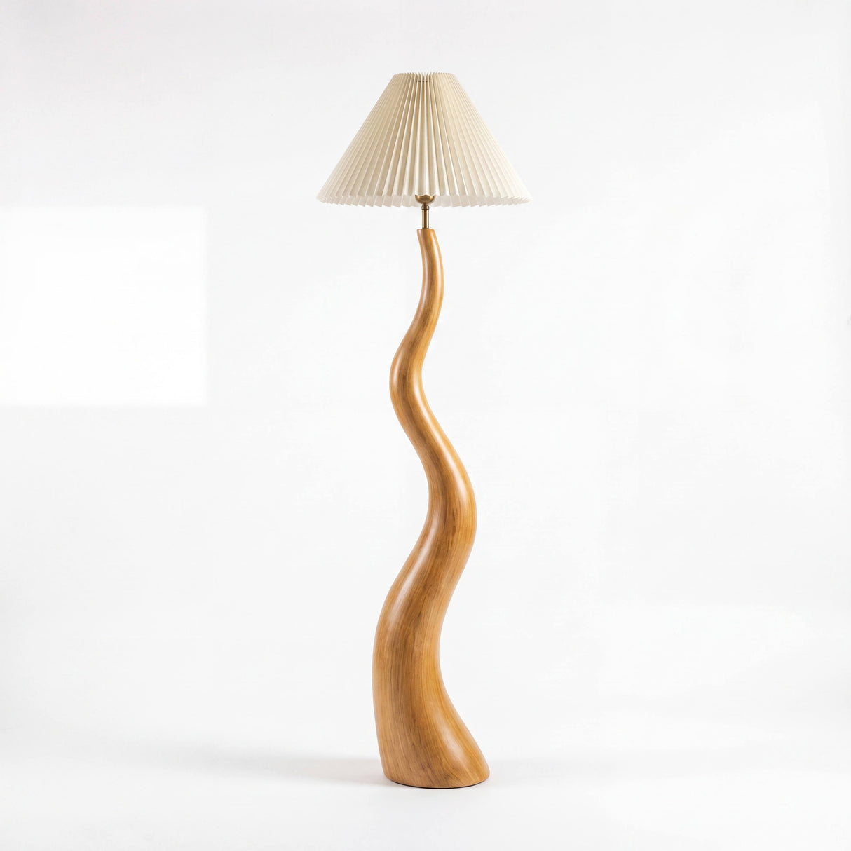 Diseño minimalista de luminaria de pie en madera con silueta fluida inspirada en la naturaleza para interiorismo.