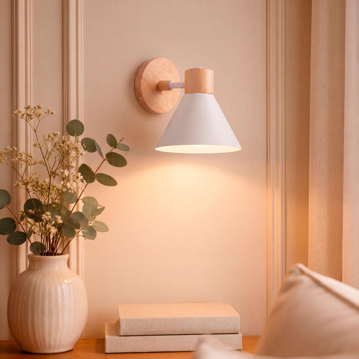 Luminaria de pared con pantalla cónica blanca y soporte de roble para ambientes de diseño minimalista.