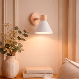 Luminaria de pared con pantalla cónica blanca y soporte de roble para ambientes de diseño minimalista.