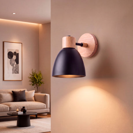 Luminaria de pared con pantalla esférica negra y florón de roble para ambientes minimalistas.
