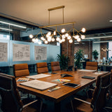 Mesa de directorio iluminada con lampara de diseño moderno en oficina corporativa.