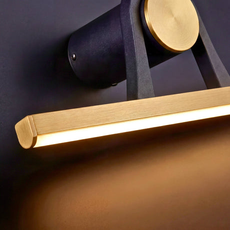 Detalle del perfil difusor de un aplique moderno proyectando una luz lineal suave y homogénea.