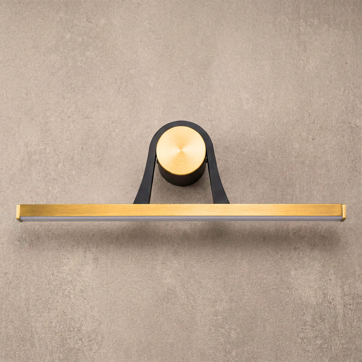 Vista frontal de aplique de diseño con eje cilíndrico central ideal para interiorismo purista.