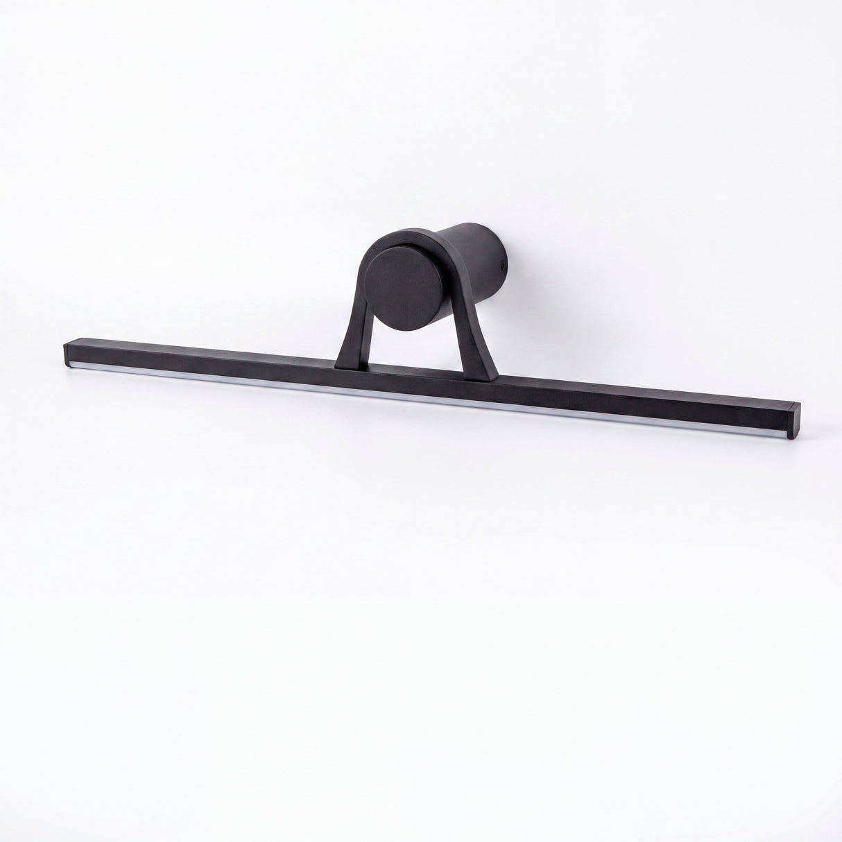 Presentación aislada de aplique metálico negro de diseño minimalista para catálogo digital de iluminación.