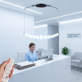 Recepcion de oficina moderna con lampara colgante minimalista color negro