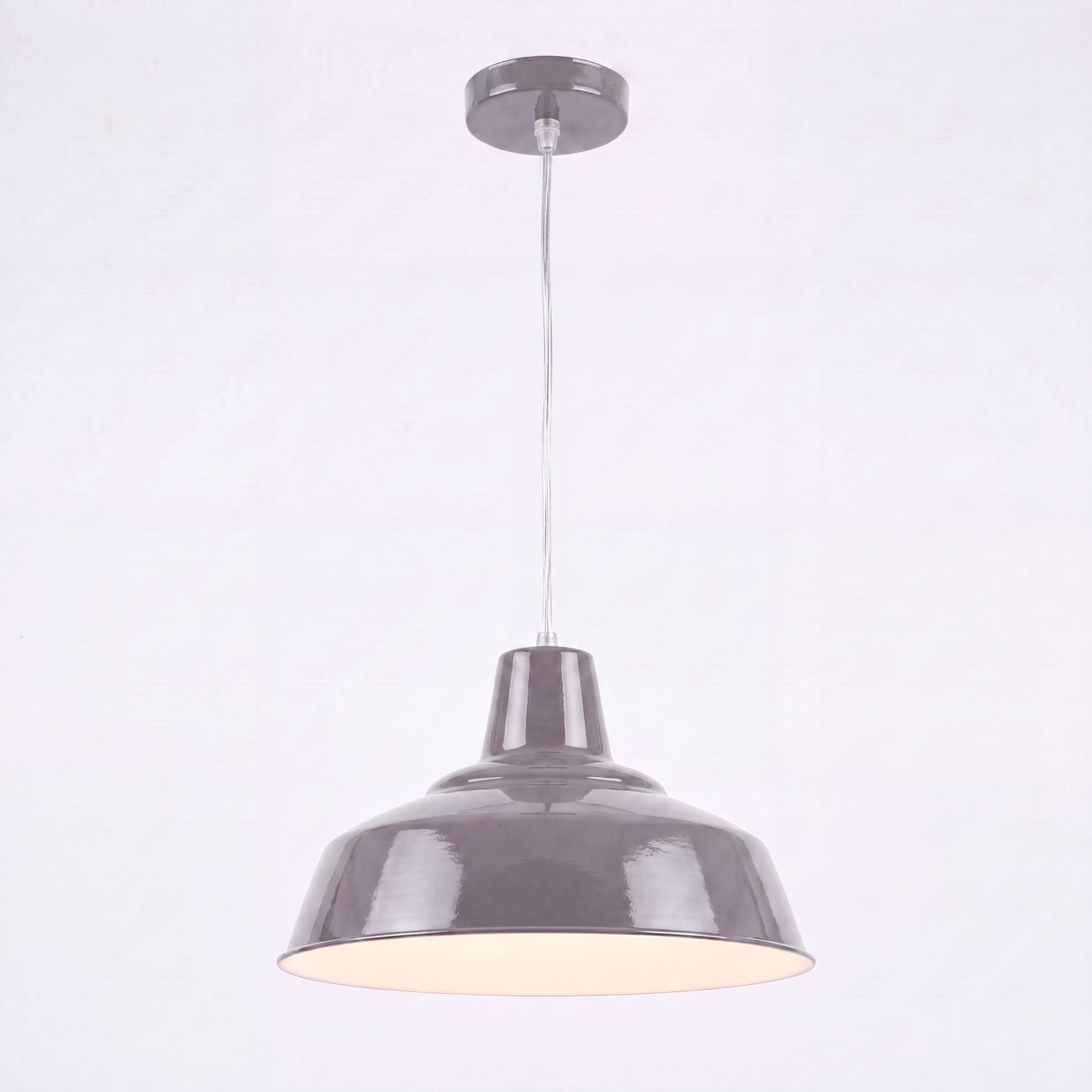 Campana de techo metálica de diseño minimalista y acabado brillante para iluminación residencial o comercial.