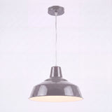 Campana de techo metálica de diseño minimalista y acabado brillante para iluminación residencial o comercial.