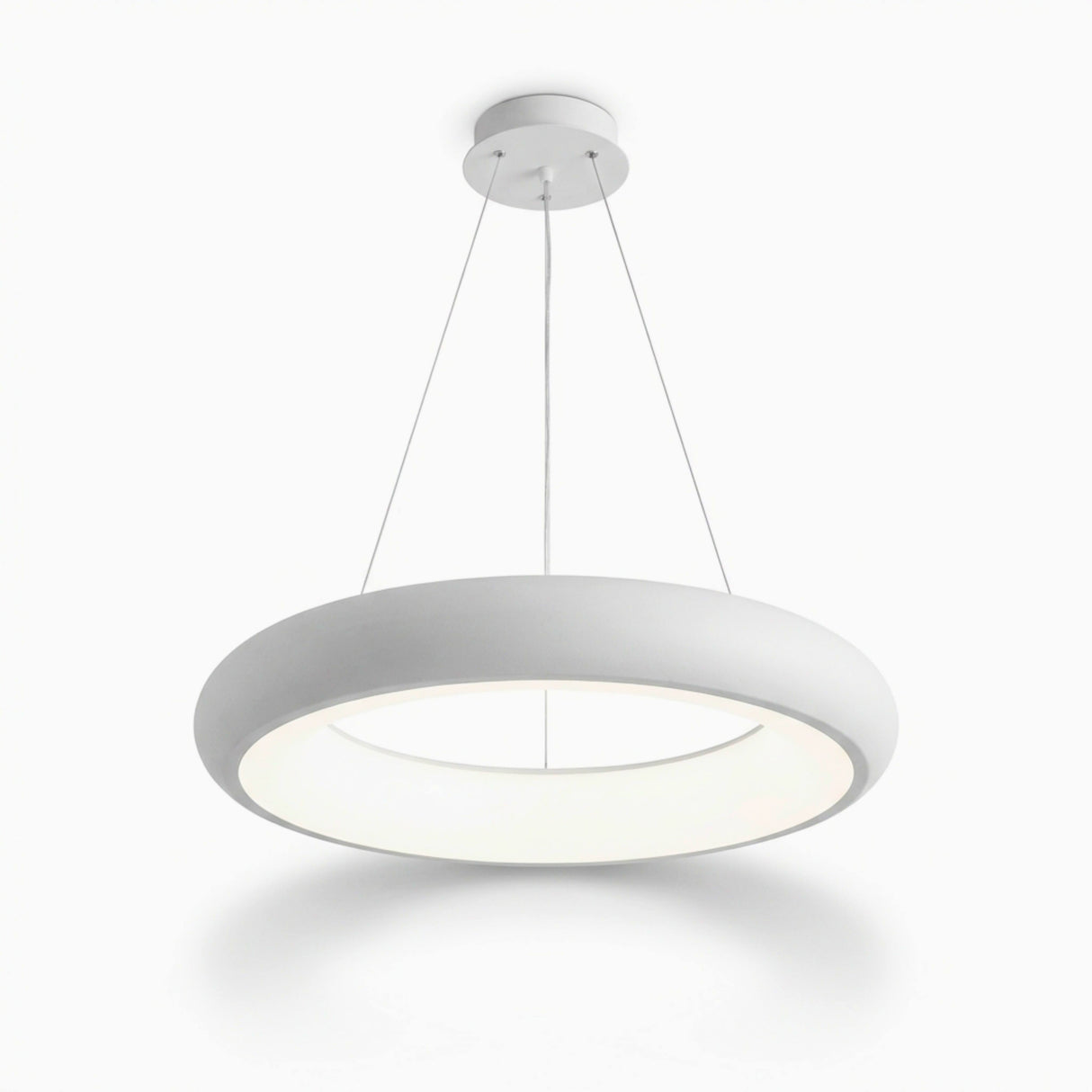 Lámpara de diseño circular blanco con difusor inferior para iluminación uniforme y sin sombras.