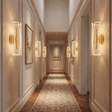 Juego de luminarias LED de pared decorativas instaladas en pasillo de hotel.
