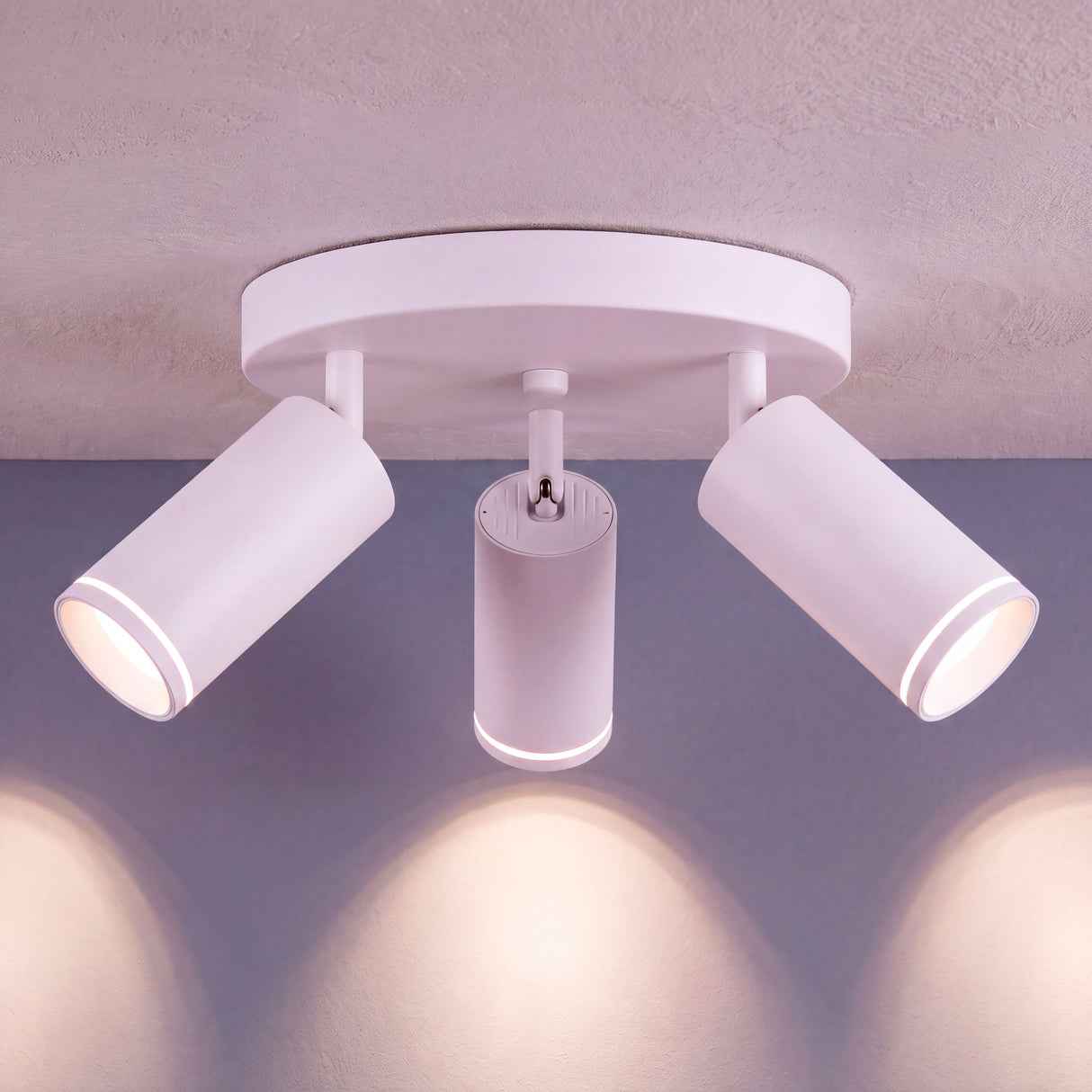 Proyección de haces de luz simétricos sobre pared neutra de estilo minimalista en estancia amplia.